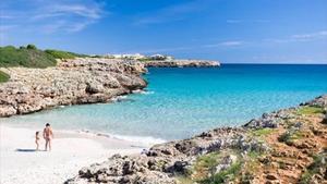 On: Entre Portocristo i Son Servera, a la costa E de Mallorca. Serveis: Cap Ocupació: Mitjana. Ideal nudistes, parelles...Entorn:Residencial.