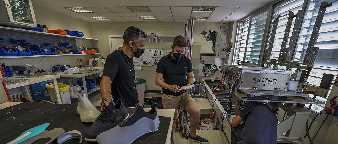 Adrián Hernández (izquierda) en las instalaciones de la firma.  | Antonio Amorós