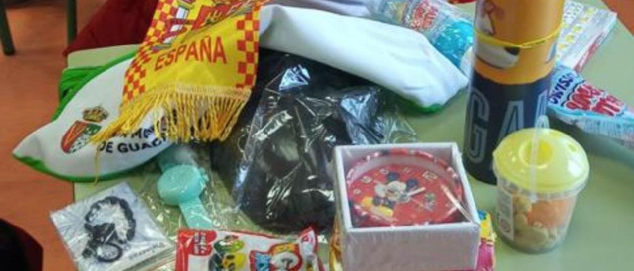 Regalos que recibieron los niños en el colegio de la pedanía. | L.O.