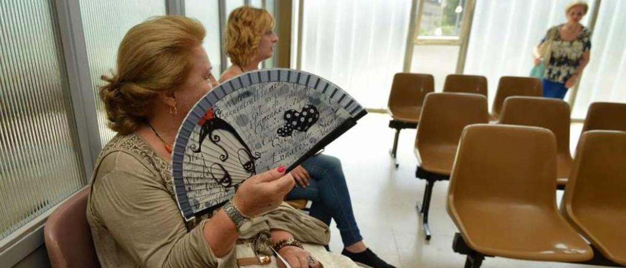 Pacientes esperan para una consulta en el ambulatorio Virxe Peregrina. // Gustavo Santos