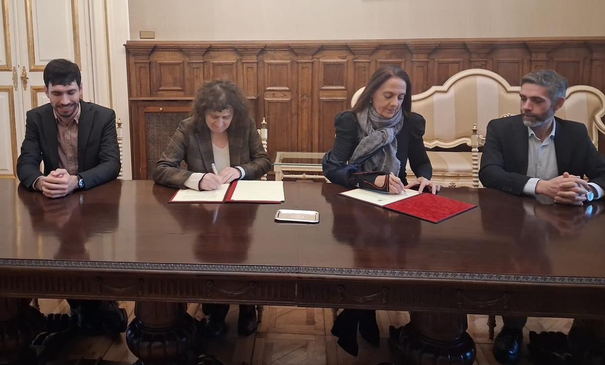 Lestegás, Sanmartín, Barca e González na sinatura da cesión