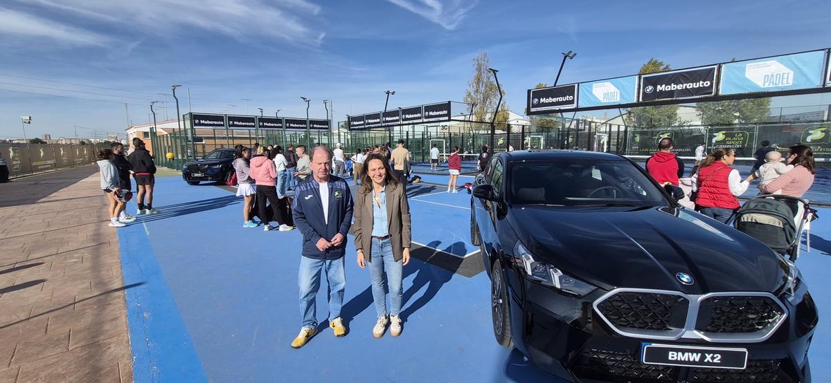 Maica Hurtado (concejala de Deportes del Ayuntamiento de Castellón) y Jorge Bellés (director del open de pádel), en La Plana Sport Castellón.