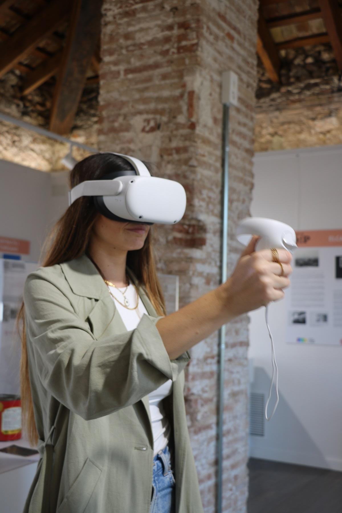 Una joven utilizando las gafas 3D para ver las piezas del Museu Virtual.