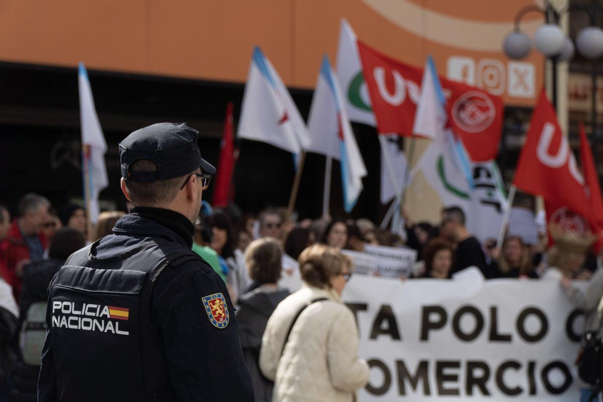 Cientos de personas se han manifestado desde el Centro Comercial Cuatro Caminos