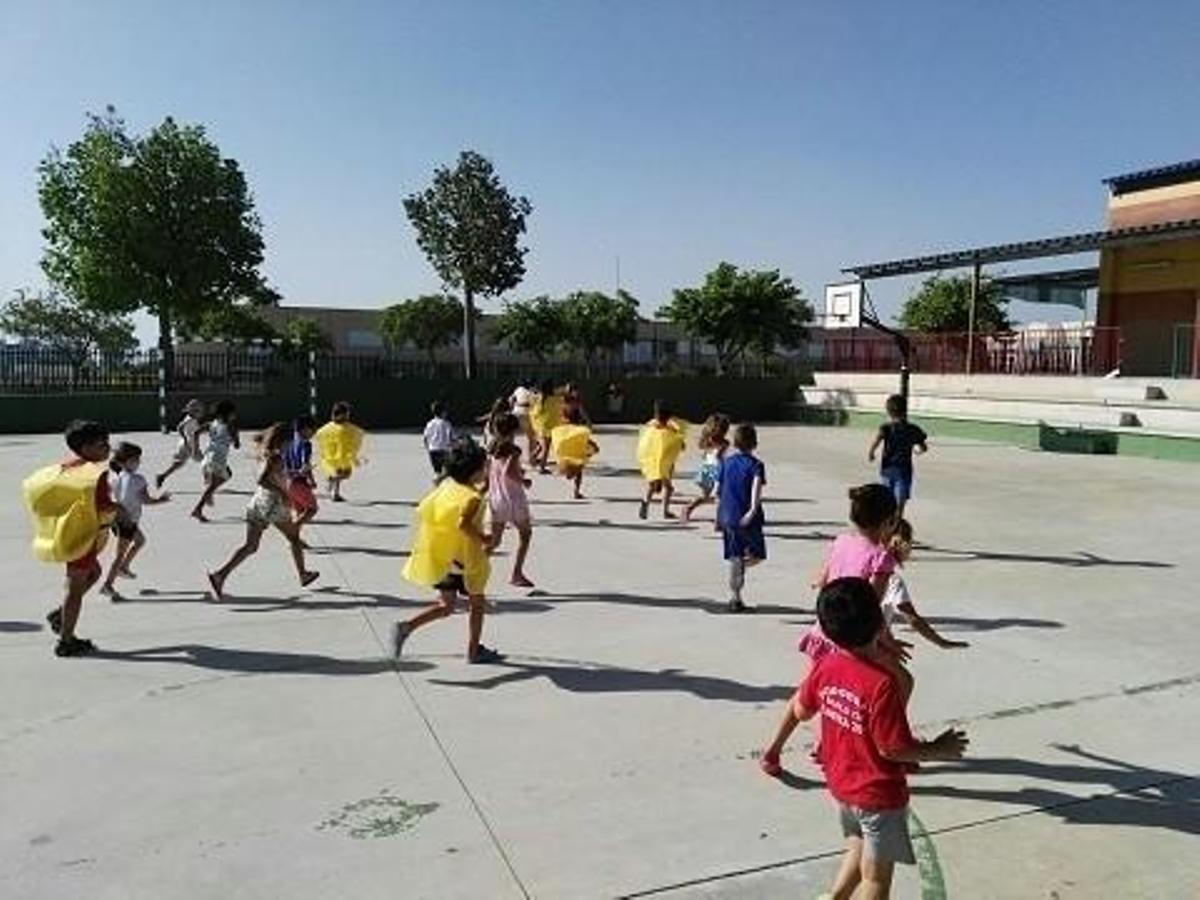 Niños en un campamento urbano.