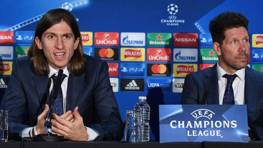 Filipe Luis y Simeone  en la rueda de prensa previa al partido.