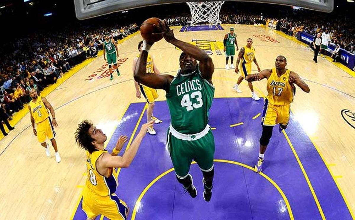 El jugador dels Boston Celtics Kendrick Perkins supera la defensa de Los Angeles Lakers de camí a la cistella.