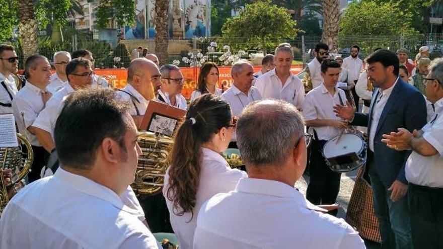 El alcalde, intentando evitar el sábado la protesta de la banda.