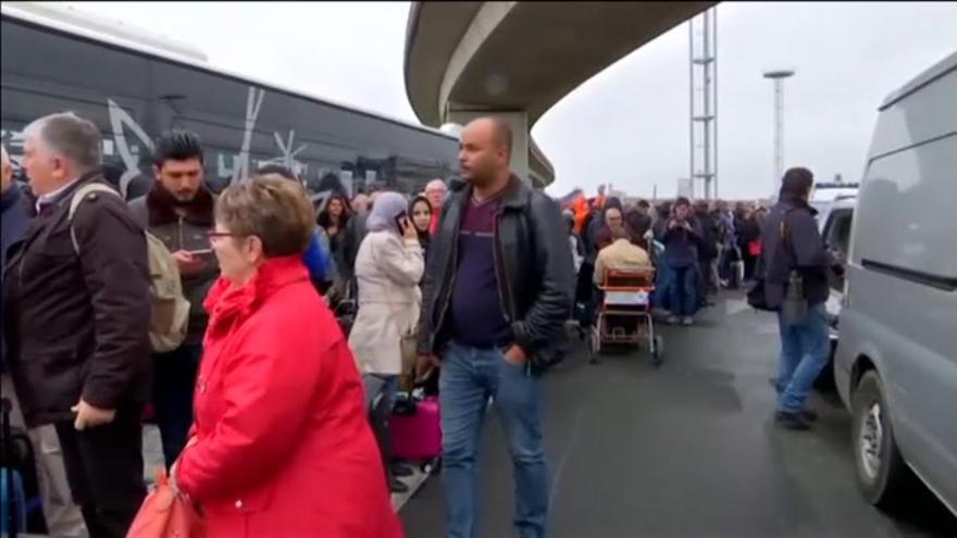 Vídeo / Abatido un hombre en el aeropuerto de Orly tras robar el arma a un soldado