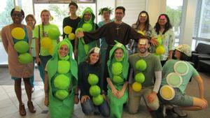 Ardem Patapoutian posa disfrazado del monje naturalista Mendel junto a su equipo, disfrazados de guisantes, en Hallowen de 2016.