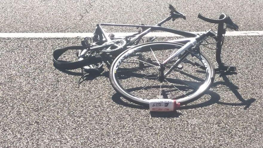 La bicicleta amb la que anava el ciclista amb danys a causa del xoc a Vilajuïga