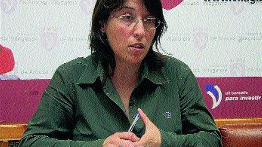 Ana Lorenzo presentó ayer las actividades de verano.  / j.l.oubiña