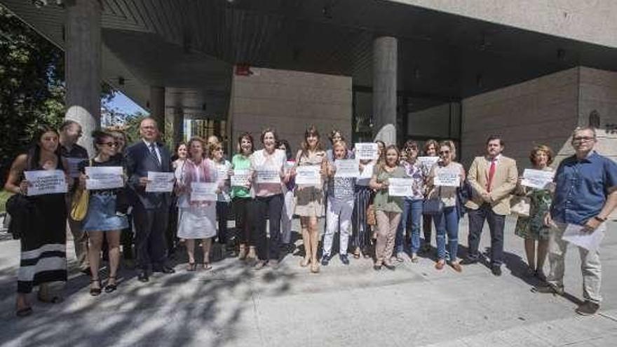 Letrados judiciales, ante el edificio nuevo judicial. // Cristina Graña