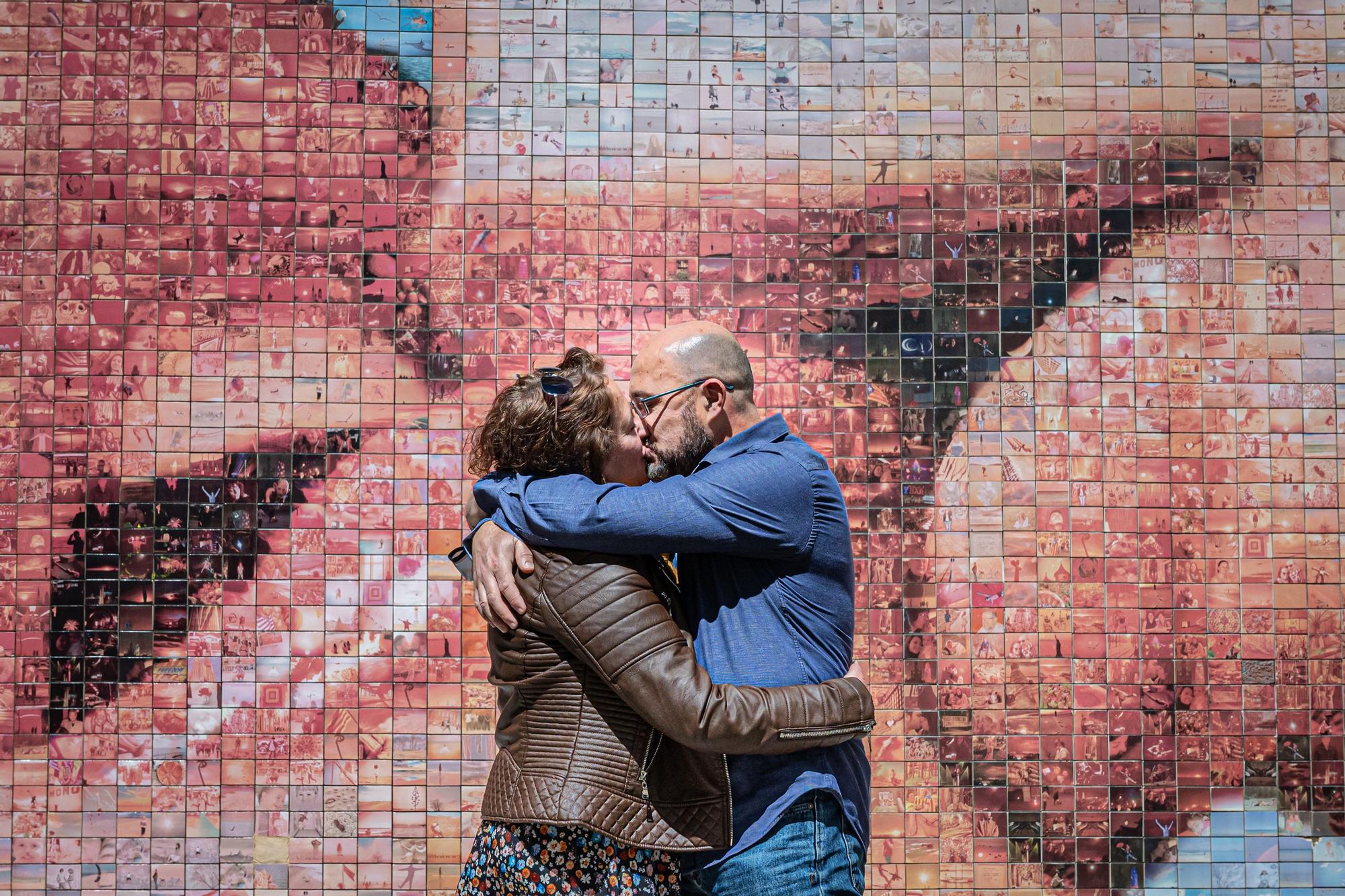 Una pareja se da un beso