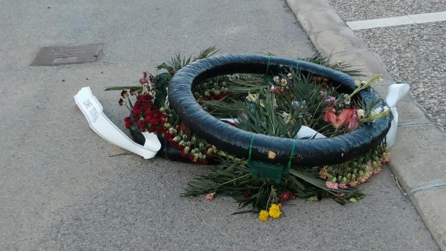 Una corona de flores que salió rodando por el Cementerio Nuevo de Elche