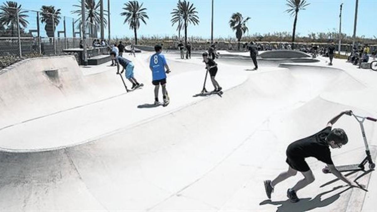 Usuarios del parque deportivo urbano de la Mar Bella, el sábado por la mañana.