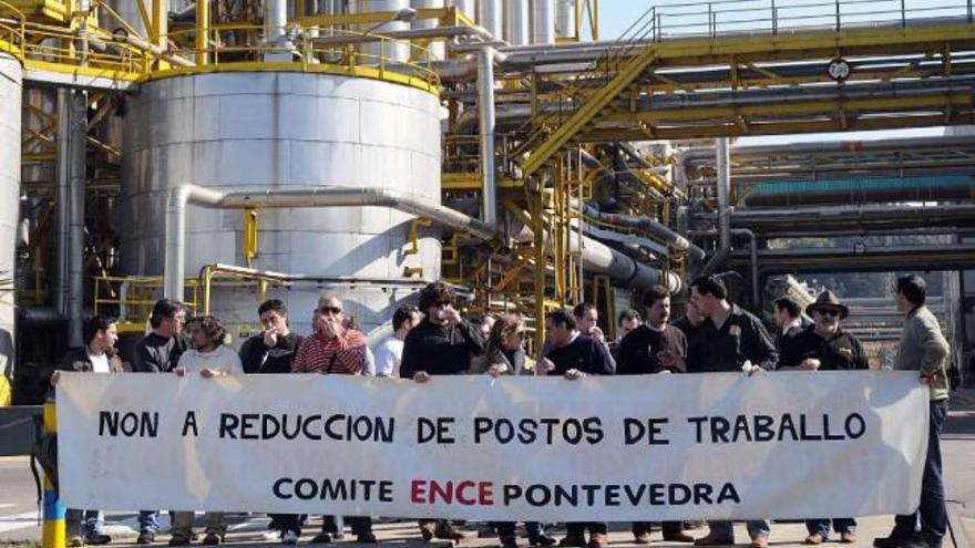 Protesta laboral de los trabajadores de Lourizán dentro de la fábrica.  // Rafa Vázquez