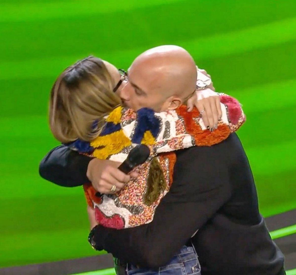 Pepe Reina se abraza a su hija en el escenario.