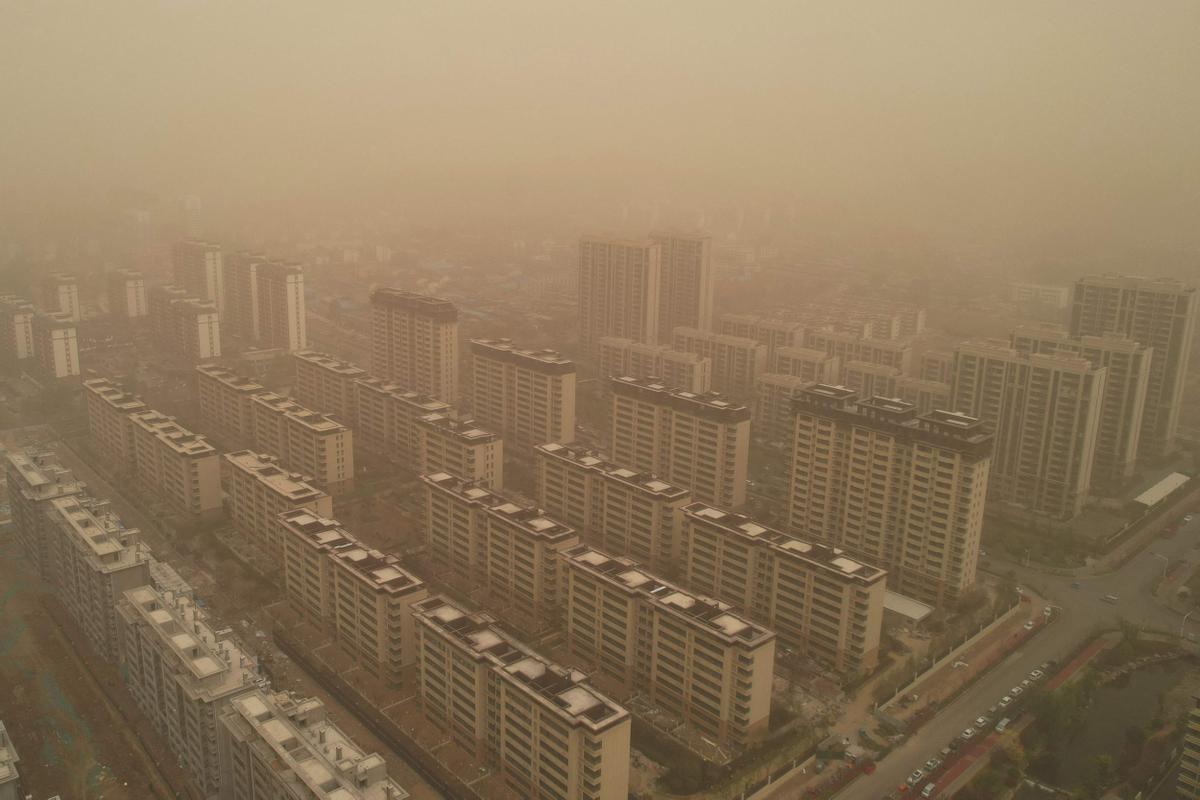 Vista aérea de edificios en la ciudad china de Linyi, en la provincia de Shandong, en medio de la tormenta de arena.