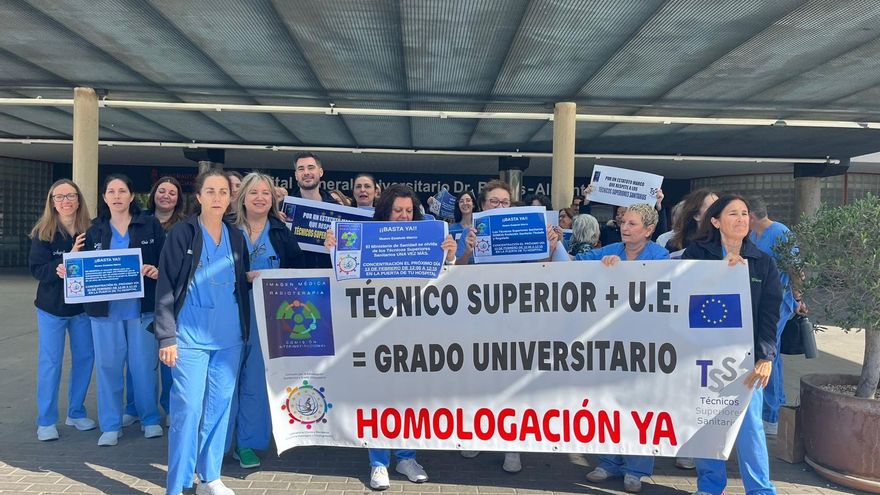 Los técnicos sanitarios protestan a las puertas del Hospital General de Alicante