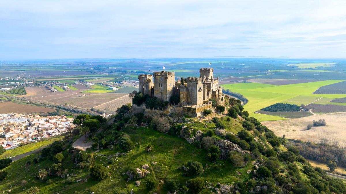 El castillo se eleva por encima del río Guadalquivir y es un imprescindible.