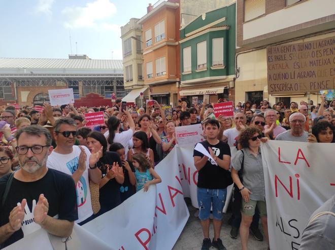 Concentración en Burriana contra el veto a las revistas en valenciano