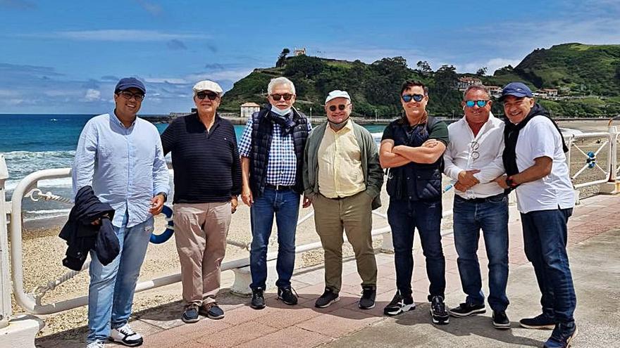 Los amigos, en el paseo marítimo de la playa de Ribadesella.