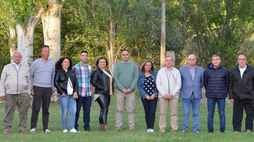 En el centro Alberto Muñoz, con los candidatos del PP en Santa Cristina. | Cedida