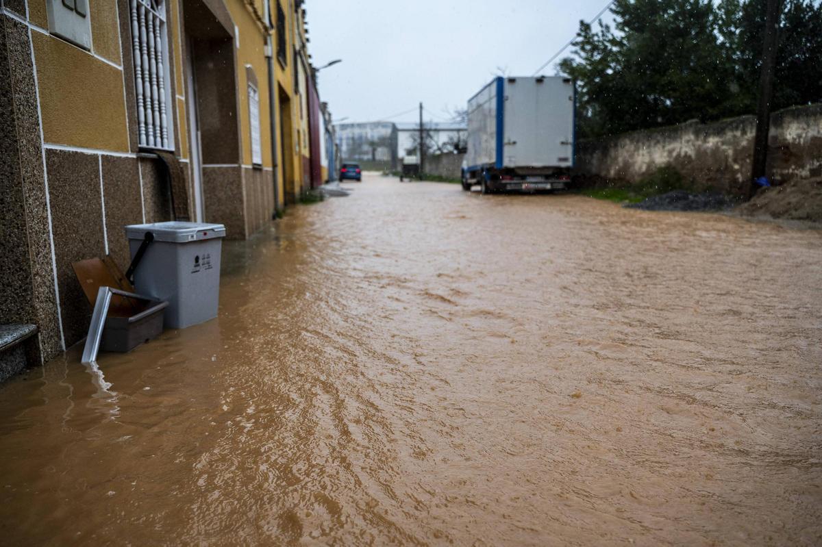 Fotogalería | La borrasca Marta anega las calles de la Charca Musia
