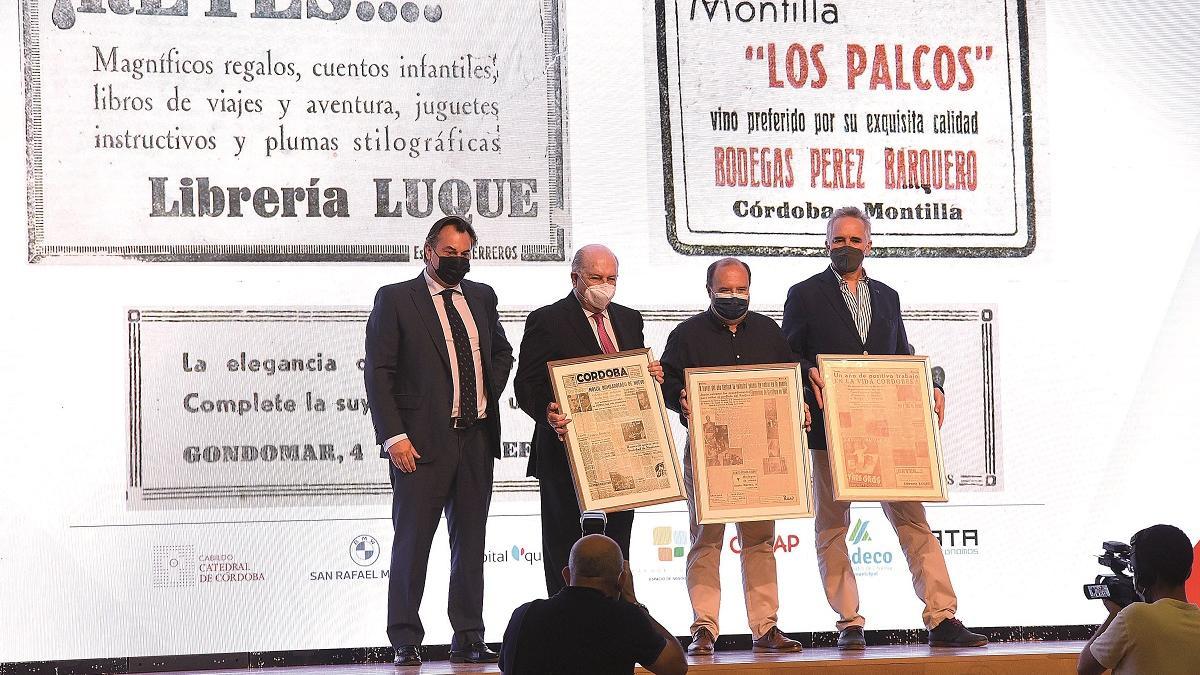 El gerente de CÓRDOBA, Jesús Morales, entregó portadas históricas a los primeros anunciantes Rafael Córdoba (Bodegas Pérez Barquero), Mario Roldán (Sombrerería Rusi) y Javier Luque (Librería Luque).