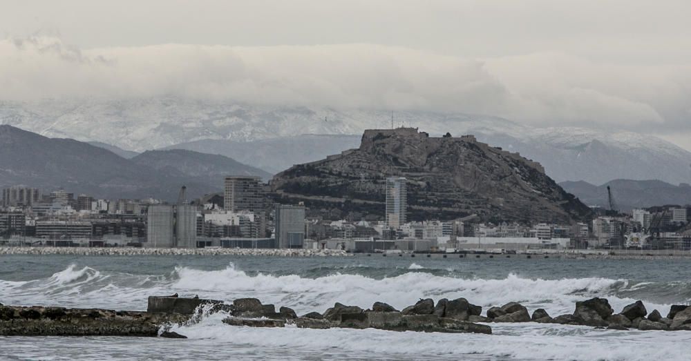 El castillo de Santa Bárbara de Alicante con la sierra nevada de fondo