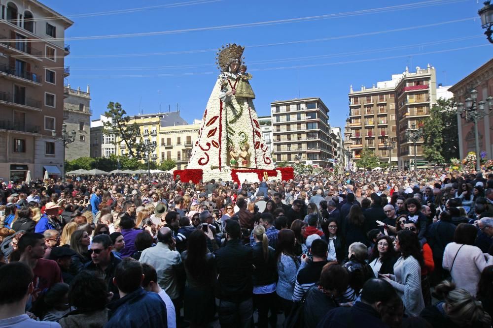 La plaza se llena para ver el manto de la Virgen