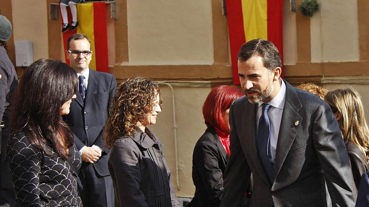 Alfredo Martínez, al fondo de la imagen, acompañando a los entonces Príncipes de Asturias en el acto de entrega del premio “Pueblo ejemplar” a Lastres, en el año 2010. | |  LNE