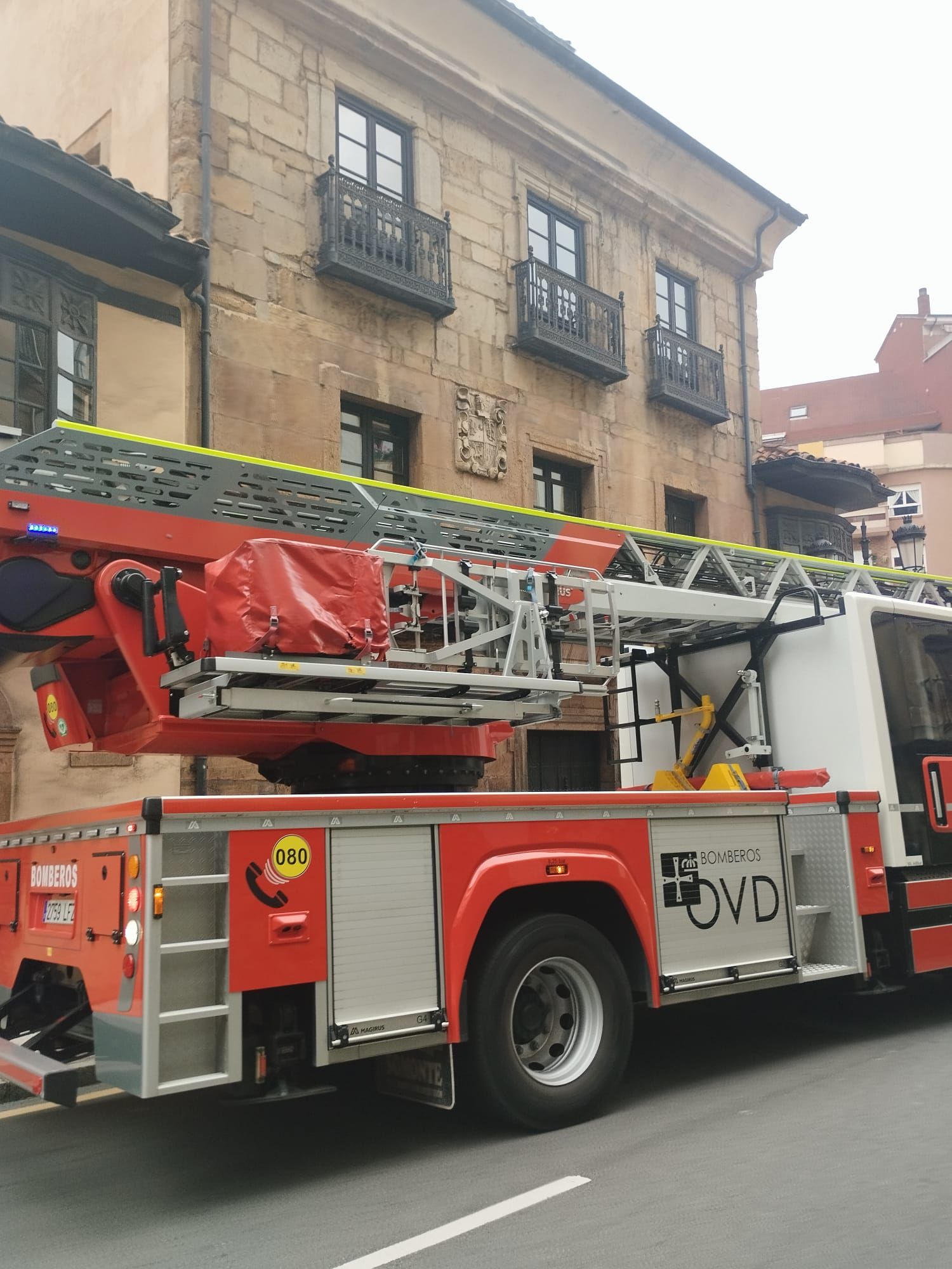 EN IMÁGENES: Así ha sido el operativo de los bomberos de Oviedo en la calle Jovellanos