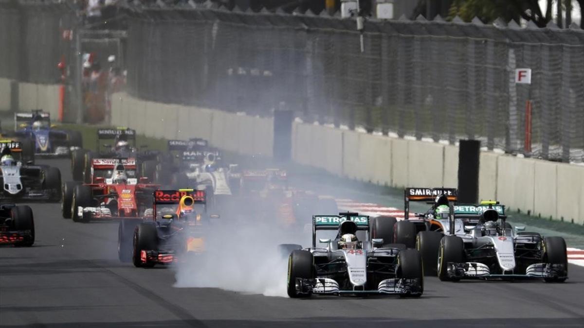 Lewis Hamilton clava los frenos en la primera curva del GP de México.