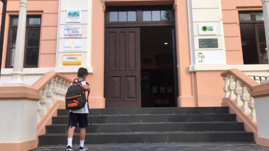 Un alumno entra en el centro escolar de La Orotava.