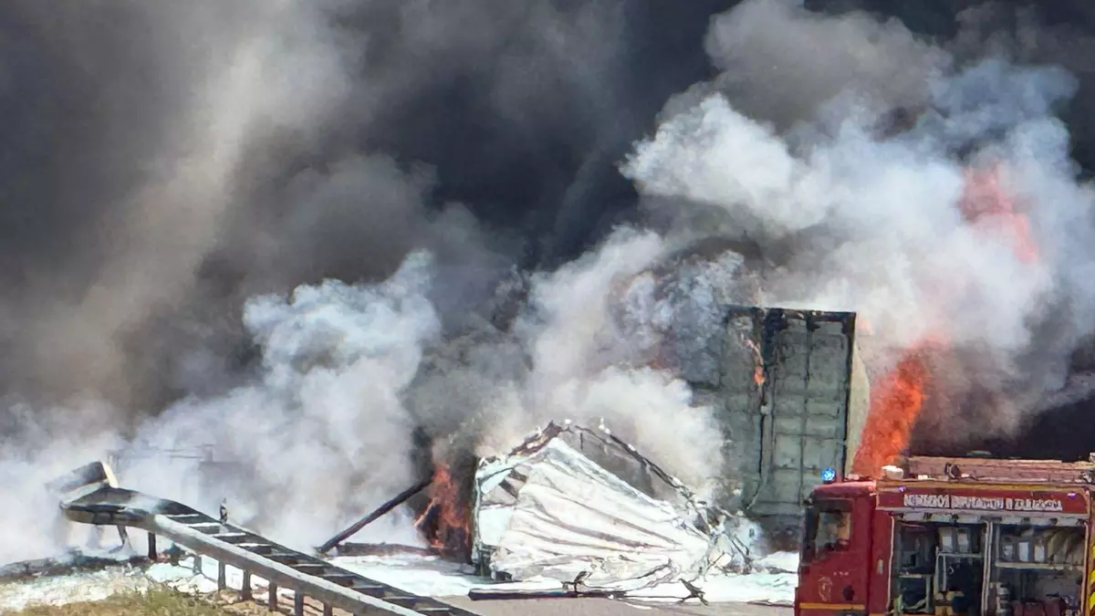 Espectacular incendio en la A-23 a la altura de Cariñena tras un accidente