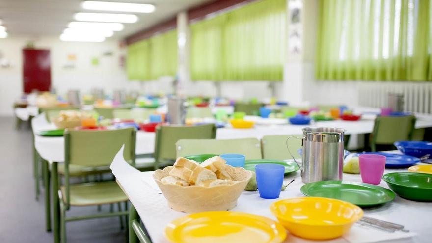 ¿Cómo limita la ley de comedores la venta de alimentos y bebidas en las cafeterías de institutos de A Coruña?