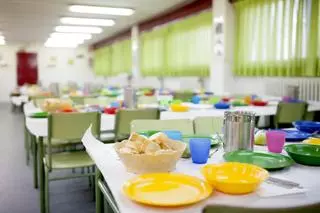 ¿Cómo limita la ley de comedores la venta de alimentos y bebidas en las cafeterías de institutos de A Coruña?