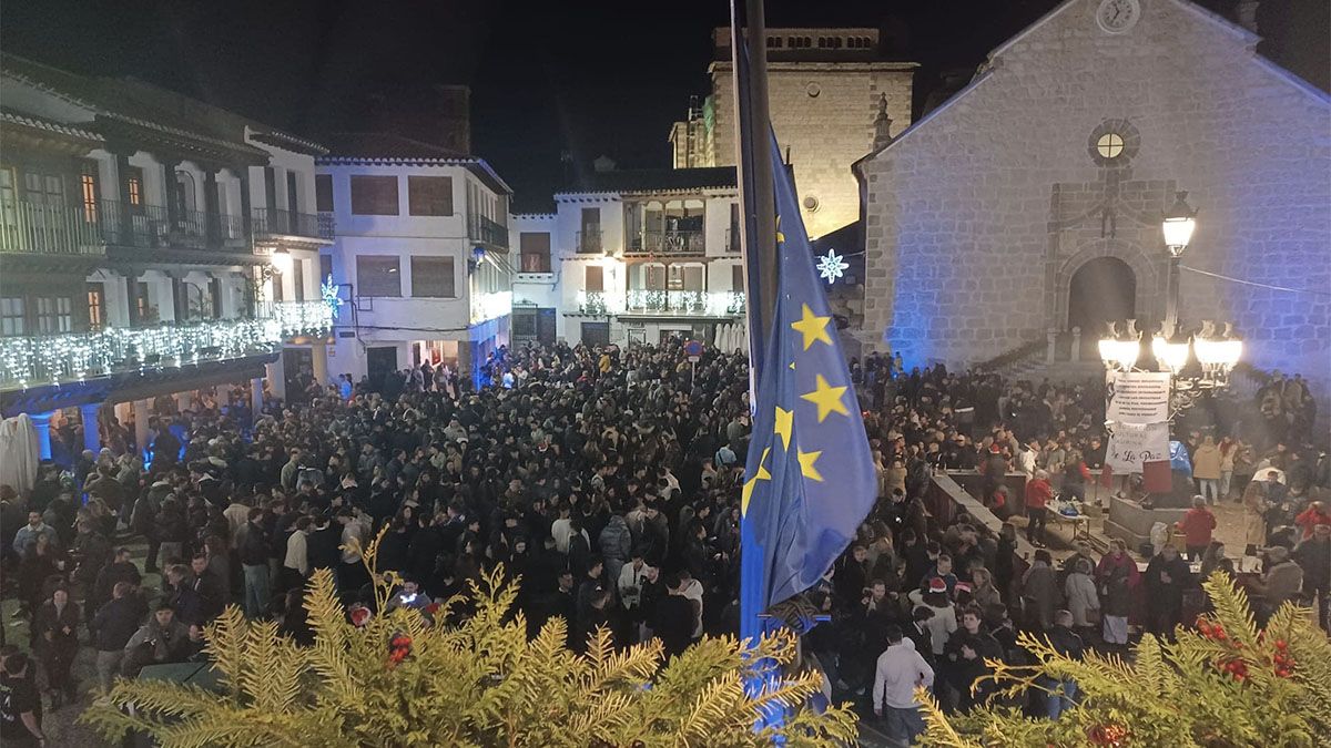 La Plaza Mayor abarrotada durante una de las noches más concurridas de la Navidad pueblana.