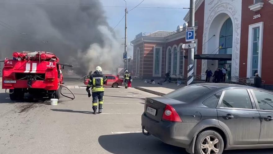 Decenas de muertos en el bombardeo en una estación de tren en Kramatorsk