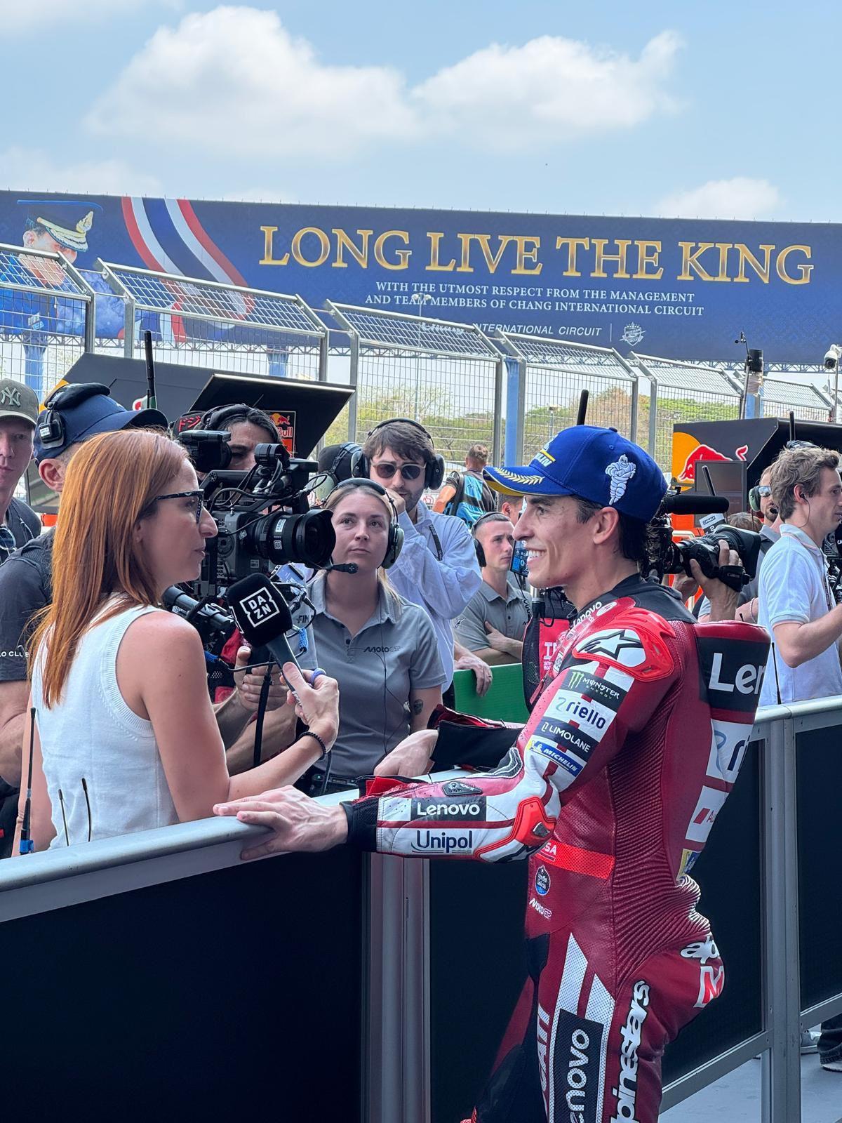 Izaskun Ruiz entrevistando a Marc Márquez en el parque cerrado