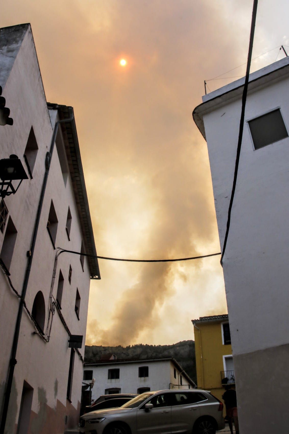 El incendio en la Vall d'Ebo calcina 2.200 hectáreas y se estudian desalojos