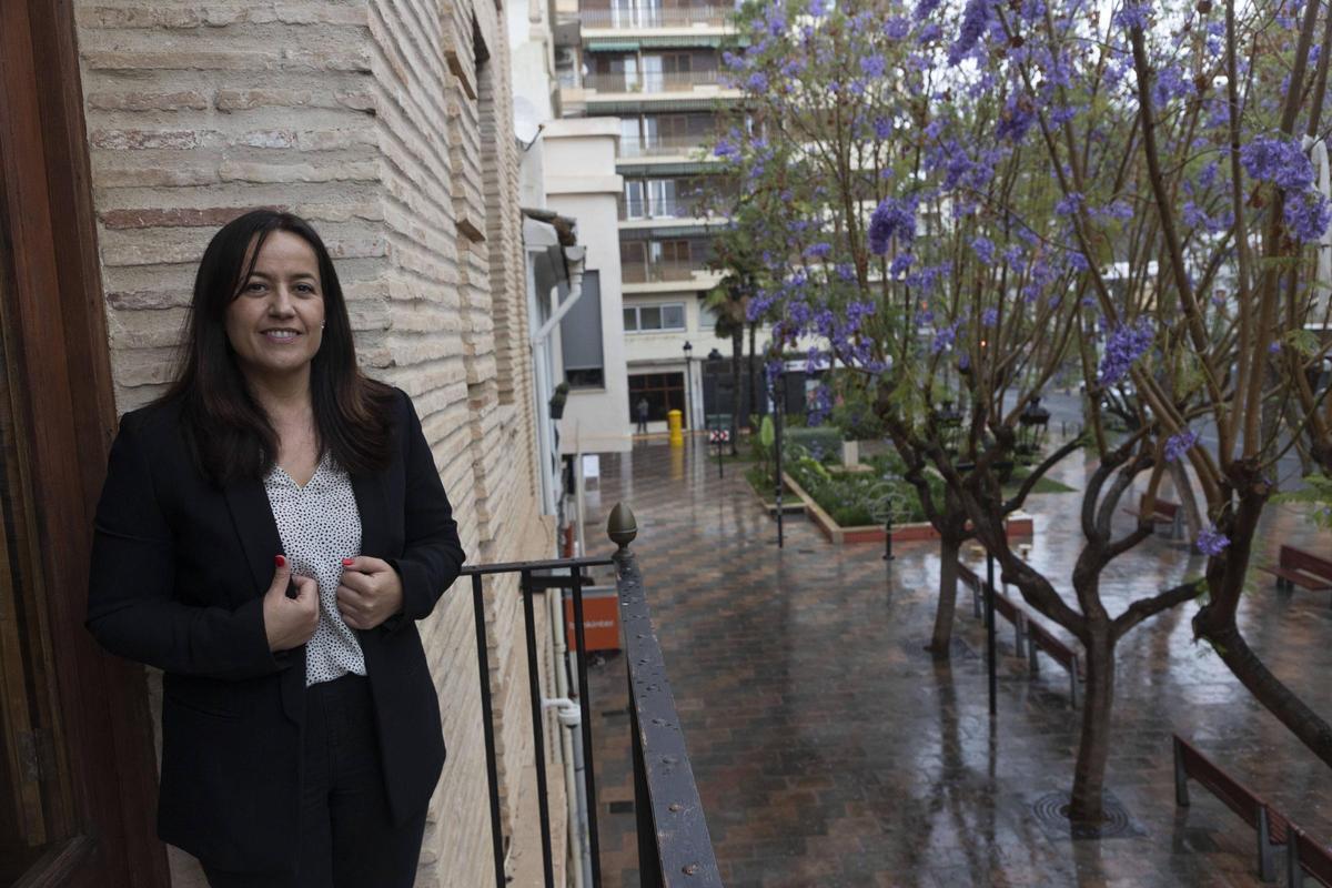Lorena Silvent, alcaldesa de Catarroja, en el balcón del ayuntamiento..