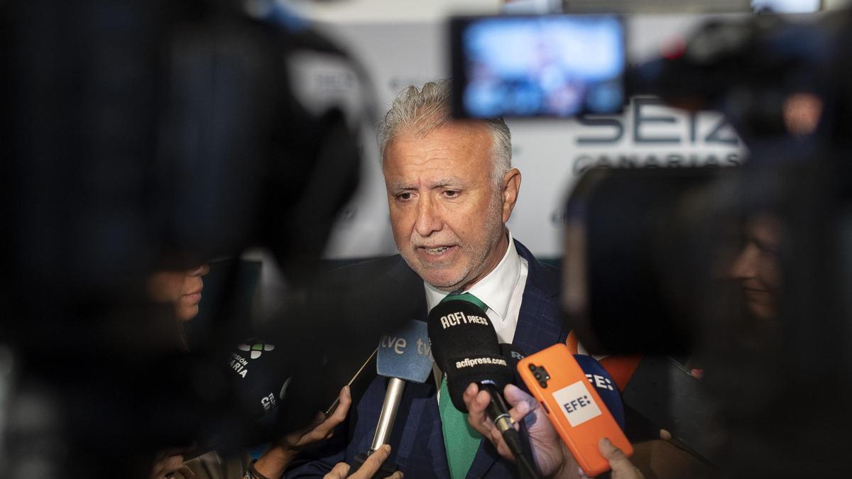 El ministro Ángel Víctor Torres atiene a los medios de comunicación.