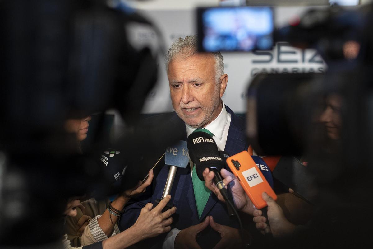 El ministro Ángel Víctor Torres atiene a los medios de comunicación.