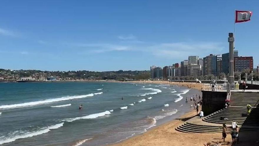VÍDEO: Jornada intensa de calor en Gijón con termómetros que pasan de los veinte grados