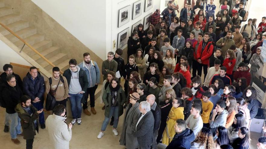 Alumnos y profesores de la Facultad de Periodismo guardan un minuto de silencio por la muerte de Pablo L. Orosa. // EFE