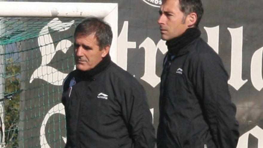 Ángel Rodríguez, con Paco Herrera, durante un reciente entrenamiento del Celta en A Madroa. // De Arcos