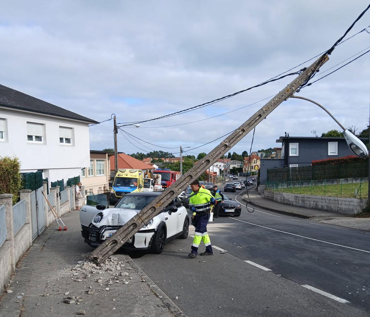 Poste derribado en el accidente de Oleiros.